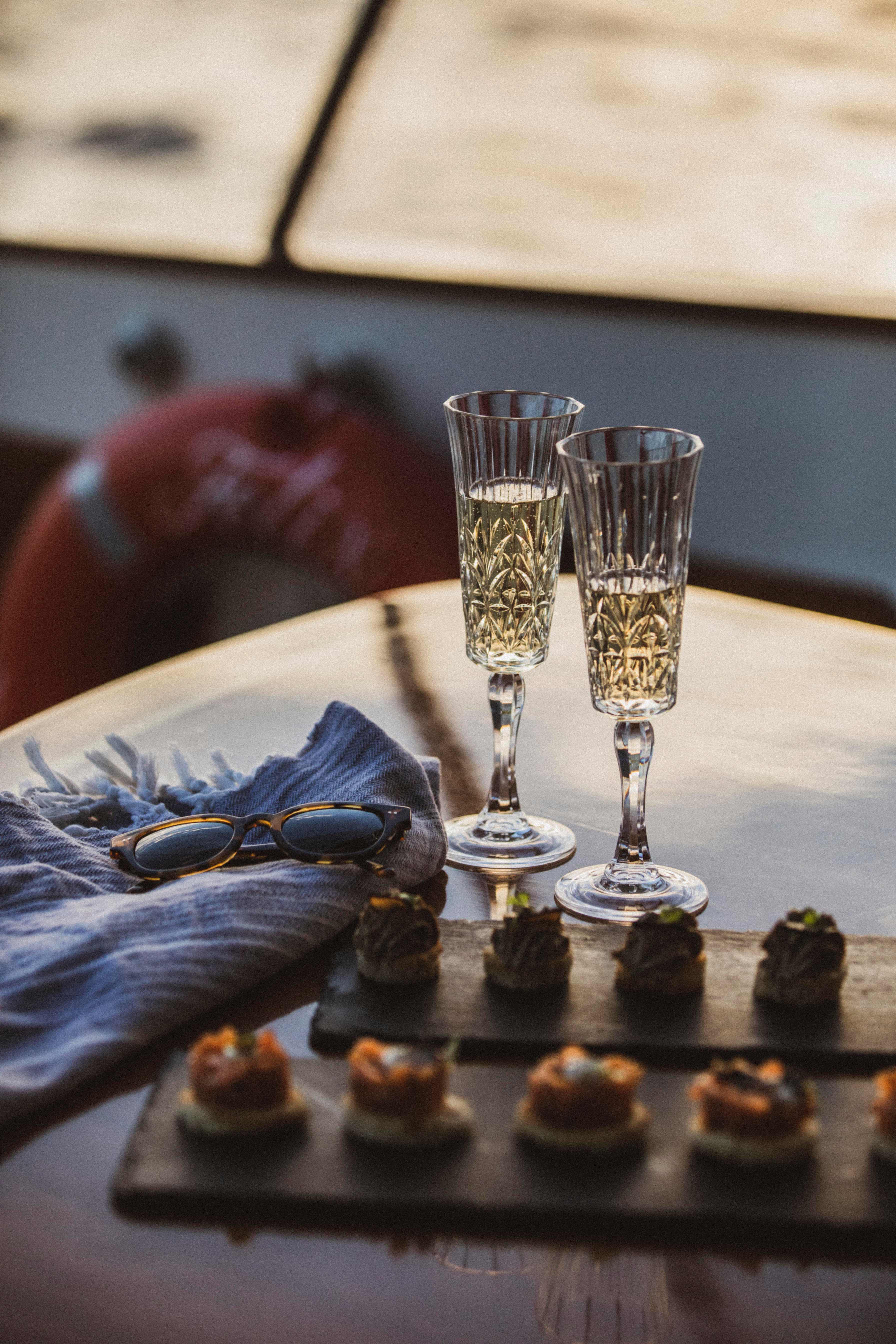lifestyle-charters_felix_canapes-and-champagne